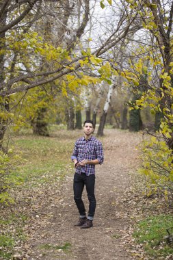 yakışıklı delikanlı doğada, sonbahar iyigörünümlü düşünceler