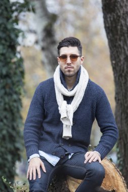 seksi delikanlı Forest.Autumn günde poz