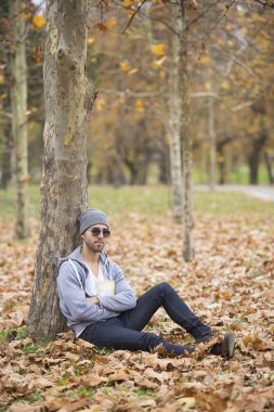 Doğada yakışıklı adam. Sonbahar. Kopya alanı