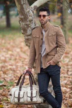 Genç yetişkin adam ahşap, kış sonbahar gün poz yakışıklı