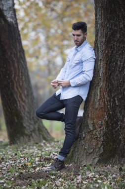 Doğada yakışıklı adam. Sonbahar. Kopya alanı