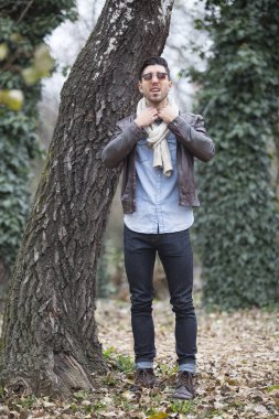 seksi delikanlı Forest.Autumn günde poz