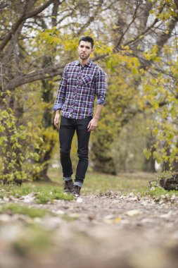 yakışıklı delikanlı doğada, sonbahar iyigörünümlü düşünceler