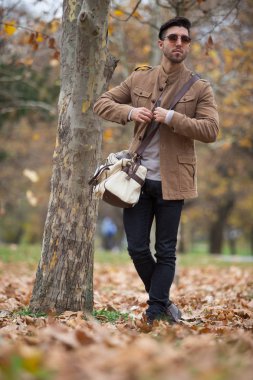 Genç yetişkin adam ahşap, kış sonbahar gün poz yakışıklı