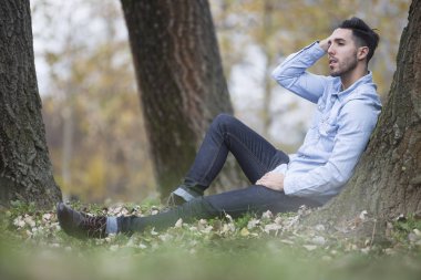 Doğada yakışıklı adam. Sonbahar. Kopya alanı