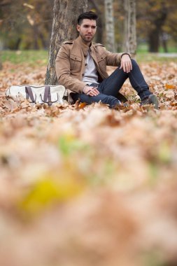 Genç yetişkin adam ahşap, kış sonbahar gün poz yakışıklı