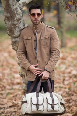 Genç yetişkin adam ahşap, kış sonbahar gün poz yakışıklı