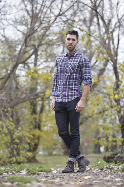 yakışıklı delikanlı doğada, sonbahar iyigörünümlü düşünceler