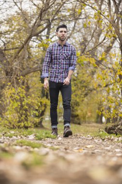 yakışıklı delikanlı doğada, sonbahar iyigörünümlü düşünceler