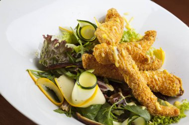 sebze ve kızarmış tavuk salatası