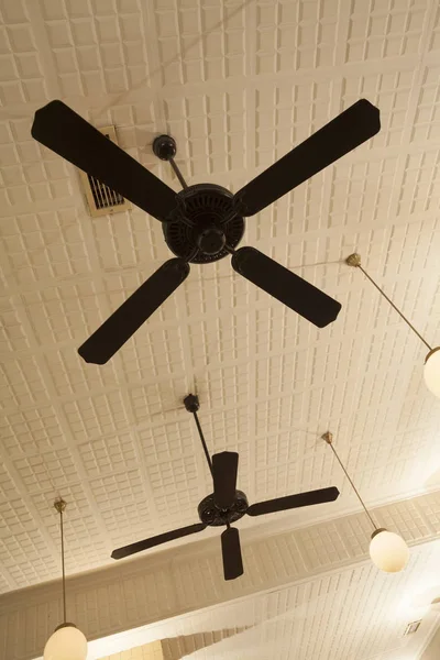 Лампы Вентиляторы Потолке — стоковое фото