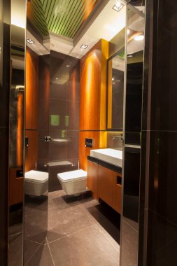 Minimalist modern tasarım tarzı bir banyo