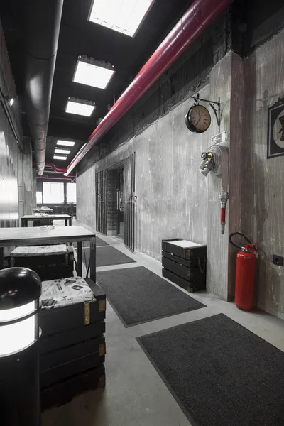 Современный стиль оформления кафе-бара в коридоре — стоковое фото