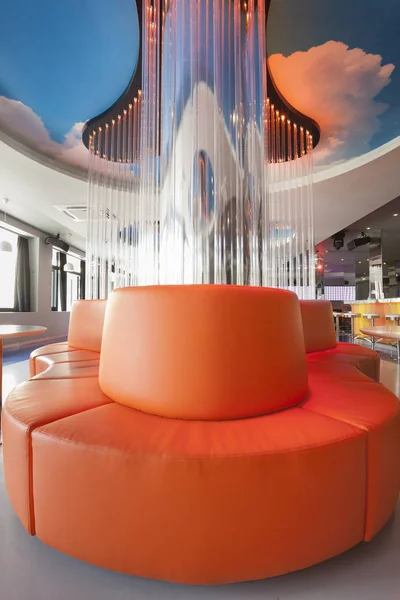 Orangefarbene Futuristische Disco Bar — Stockfoto