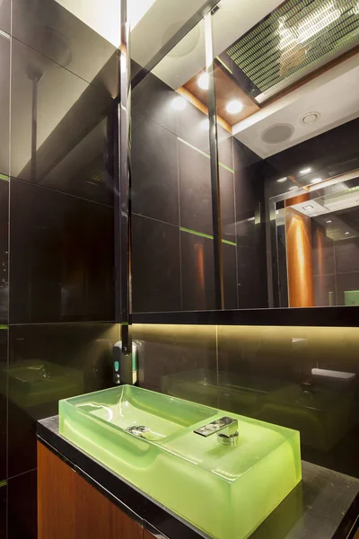 Minimalistyczny, nowoczesny styl w zielonej toalecie — Zdjęcie stockowe