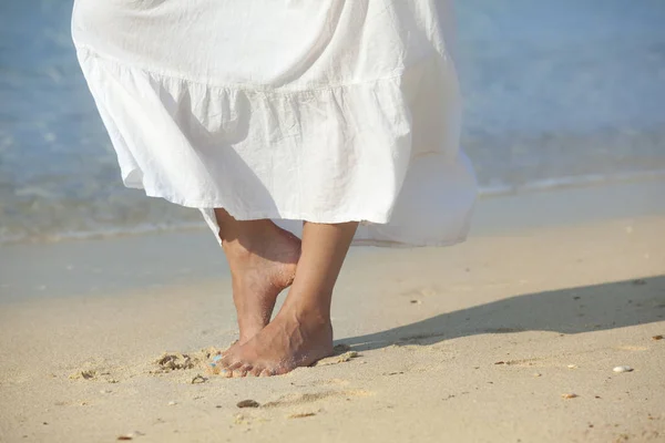 Barefooted woman walking on beach — Stock Photo, Image
