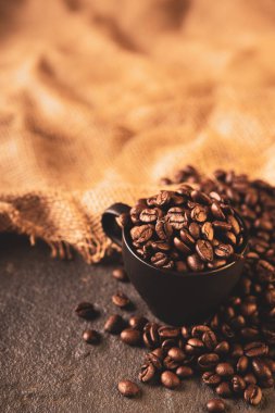 Kahve çekirdekleri. Kahve bardağı dolusu kahve çekirdeği. Tonlu görüntü