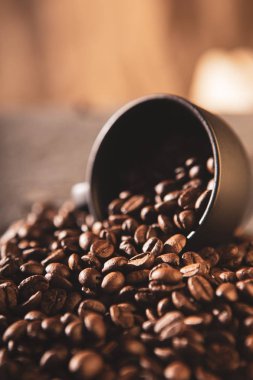 Kahve çekirdekleri. Kahve bardağı dolusu kahve çekirdeği. Tonlu görüntü