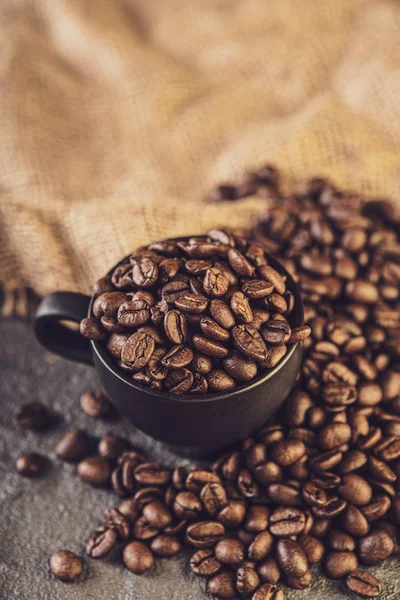 Coffee Beans Coffee Cup Full Coffee Beans Toned Image — Stock Photo, Image