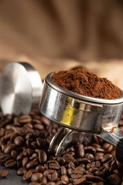 Kaffeemaschine, Kaffeepresse aus Edelstahl und Röste — Stockfoto