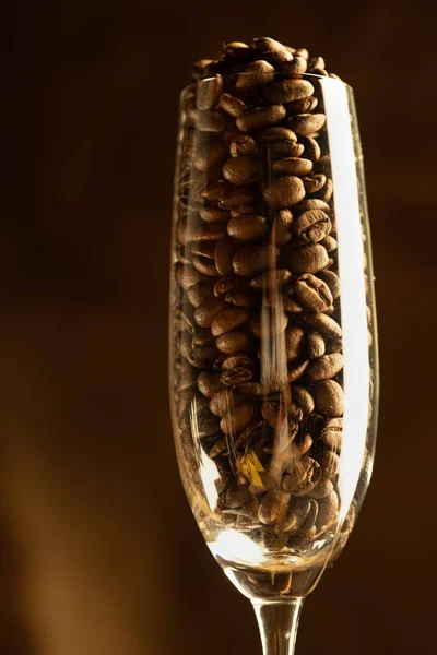 Koffiebonen in een champagneglas Rechtenvrije Stockafbeeldingen