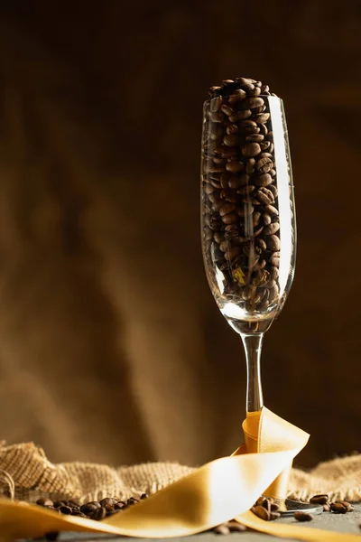 Koffiebonen in een champagneglas Stockfoto