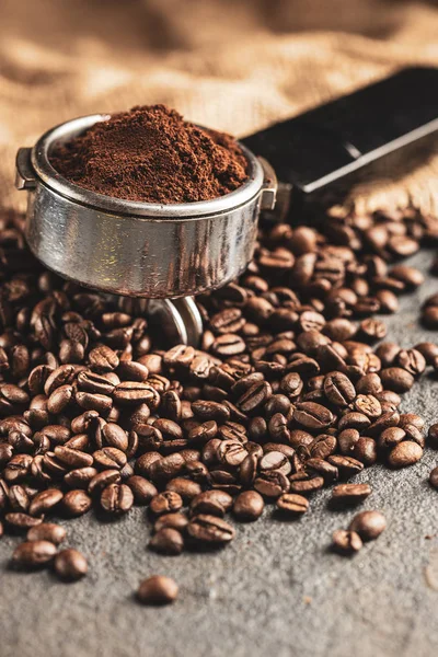 Koffie portafilter met koffiebonen. Stenen achtergrond Rechtenvrije Stockfoto's