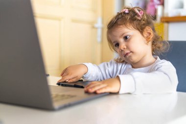 ev konseptinde kalmak, dijital aygıtla oynayan çocuk