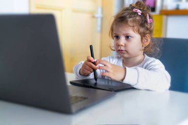 ev konseptinde kalmak, dijital aygıtla oynayan çocuk