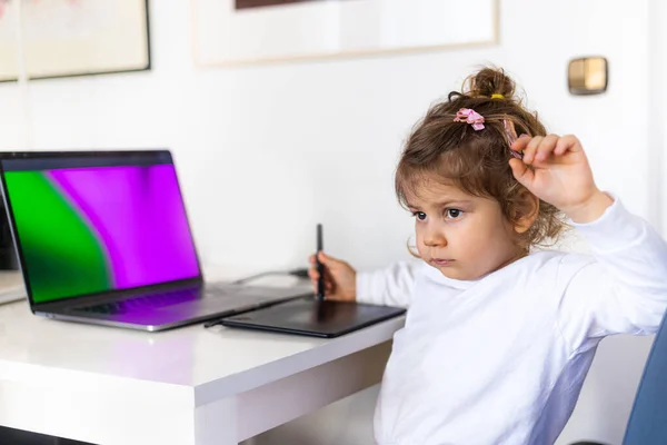 Quedarse Concepto Casa Niño Jugando Con Dispositivo Digital Imágenes De Stock Sin Royalties Gratis