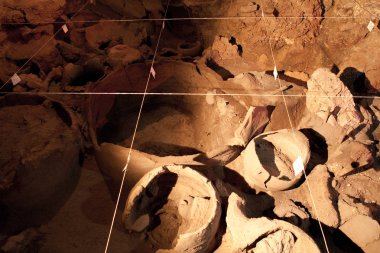 Arkeoloji kazı sitesi. Gerçek eserler, eski Amfora