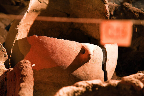 Археологические раскопки. Настоящие артефакты, старая амфора
