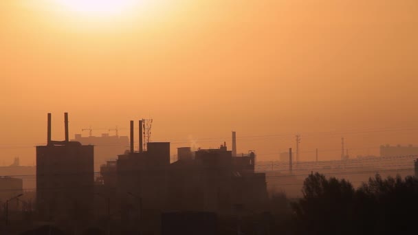 都市環境表示工場とパイプが中国都市空気汚染天気 — ストック動画