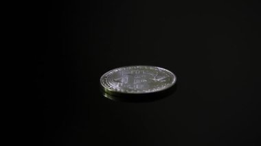 Siyah arka plan, rotasyon yakın çekim üzerine gümüş Bitcoin
