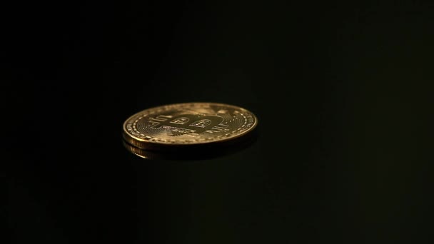 Golden Bitcoin Черном Фоне Вращение Крупным Планом — стоковое видео