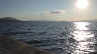 Göl ve dalgalar gemiyi güverteden görüntüleyin. Peyzaj göl