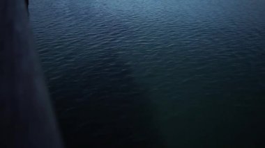 Göl ve dalgalar gemiyi güverteden görüntüleyin. Peyzaj göl
