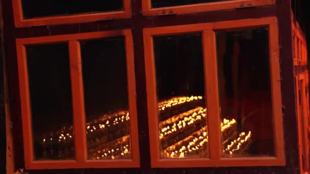 Velas Sagradas Monasterio Budista Reflejo Ventana — Vídeos de Stock