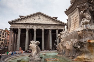 Roma / İtalya - 08/06/2018: ünlü Pantheon Meydanı