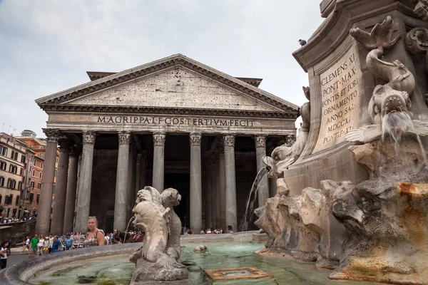 Roma / İtalya - 08/06/2018: ünlü Pantheon Meydanı