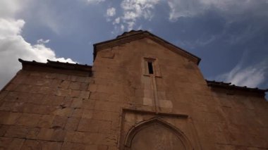 Ortaçağ kilise, bulutlar timelapse Hıristiyan Kilisesi üzerinde