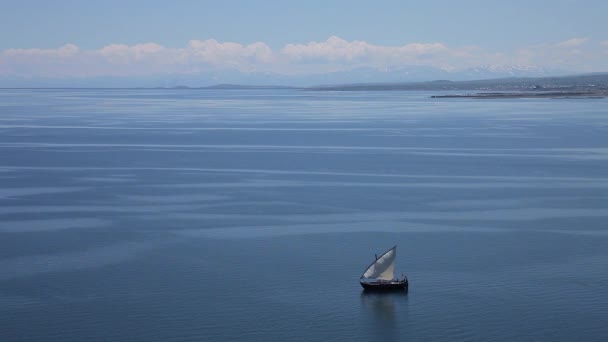 帆船漂浮在海洋或海洋中 是水面上的一艘旧式船 — 图库视频影像