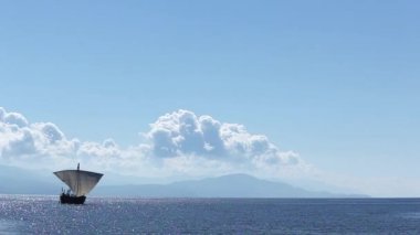 Yelkenli deniz ya da okyanus, eski bir tarzı gemisi su üzerinde yüzen