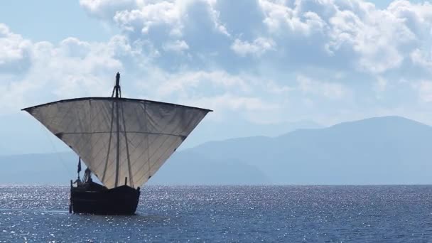 Segelbåt Flyter Havet Eller Havet Gammal Stil Fartyget Vattnet — Stockvideo