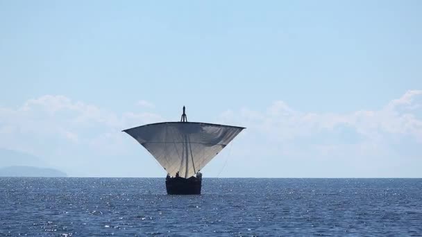 Segelbåt Flyter Havet Eller Havet Gammal Stil Fartyget Vattnet — Stockvideo