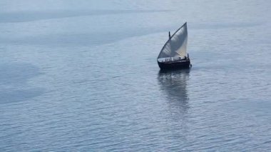 Yelkenli deniz ya da okyanus, eski bir tarzı gemisi su üzerinde yüzen
