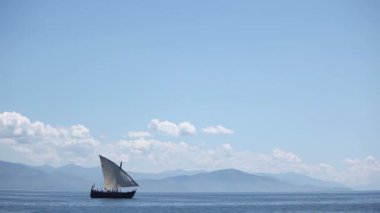 Yelkenli deniz ya da okyanus, eski bir tarzı gemisi su üzerinde yüzen