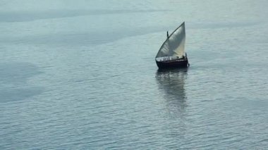 Yelkenli deniz ya da okyanus, eski bir tarzı gemisi su üzerinde yüzen