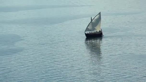 Zeilboot Drijft Zee Oceaan Een Oude Stijl Schip Het Water — Stockvideo