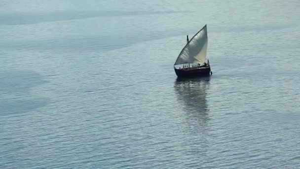 Segelbåt Flyter Havet Eller Havet Gammal Stil Fartyget Vattnet — Stockvideo